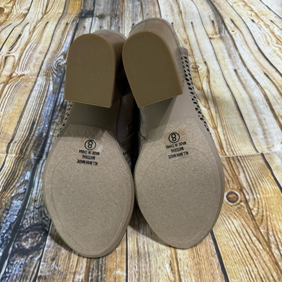 Manhattan Collection Womens Size 8 Perforated Tan 4” Block Heels - Picture 5 of 5